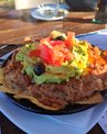 Nachos con pulled pork, guacamole y tomate 